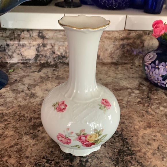 Golden Crown E & R Bavarian Vase Roses - Picture 1 of 4